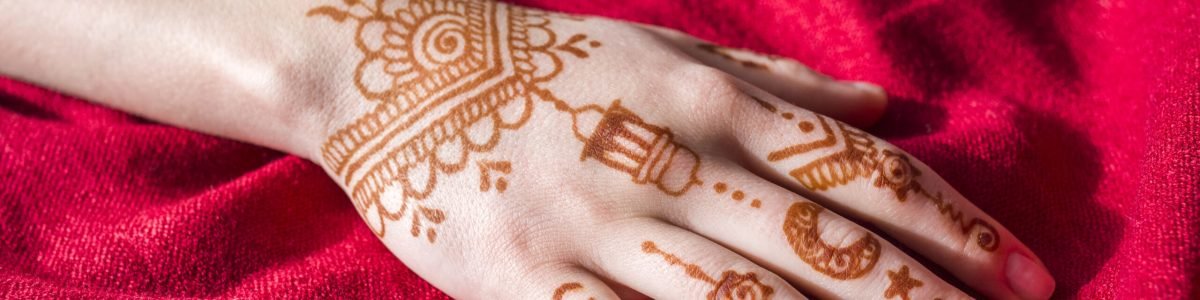 wonderful-mehndi-paints-woman-hand